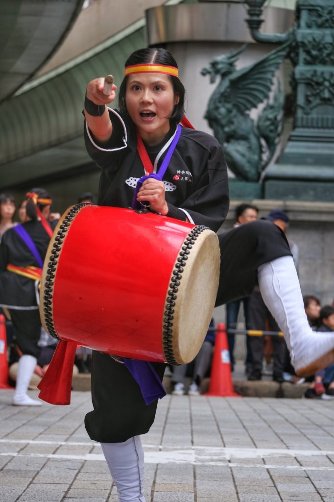 L'enthousiasme d'une joueuse de tambour lors d'un matsuri (festival) de Tokyo