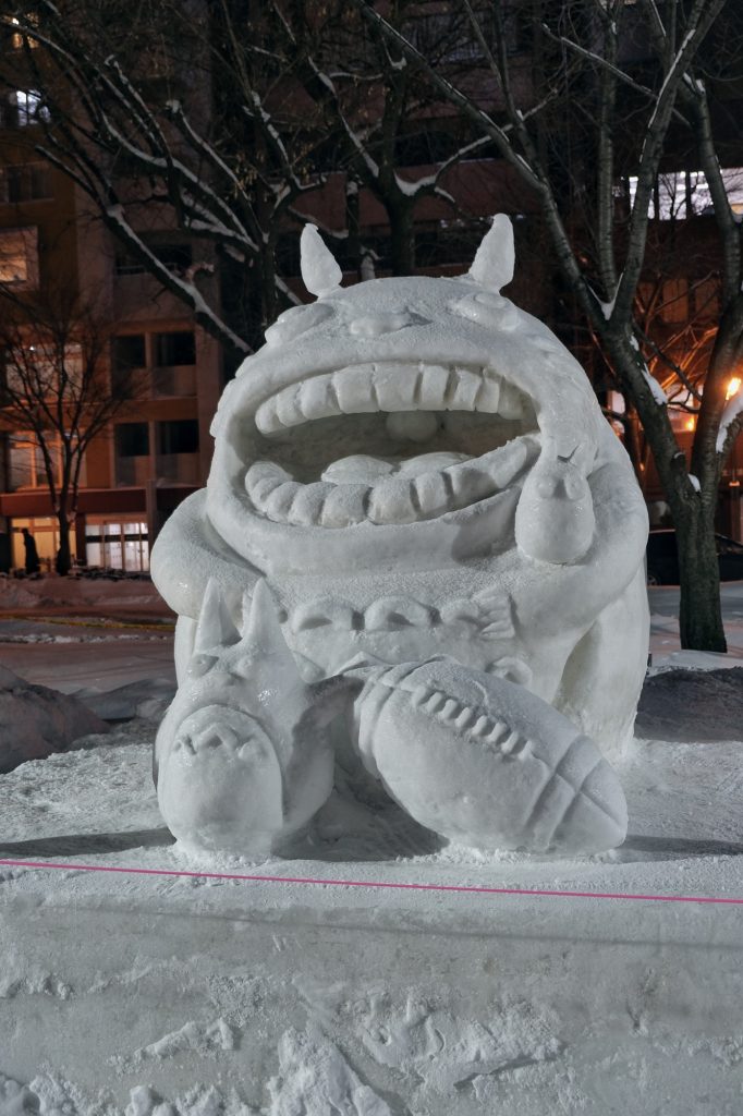 Totoro se met au rugby pour le festival de la neige de Sapporo