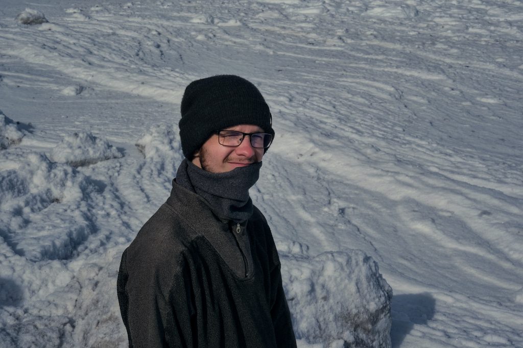 Vincent profite du soleil sur la glace de la mer d'Okhotsk