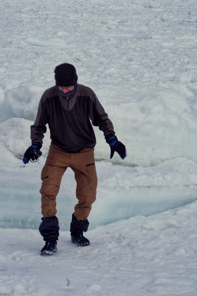 Vincent se déplace prudemment sur la glace de la mer d'Okhotsk