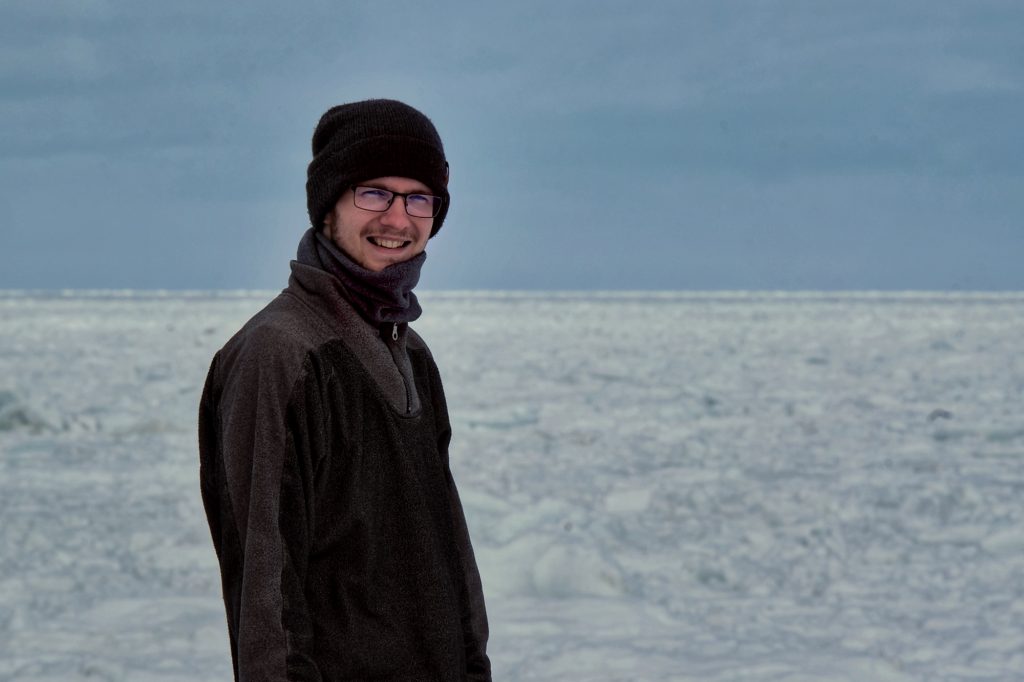 Vincent devant la glace de la mer d'Okhotsk