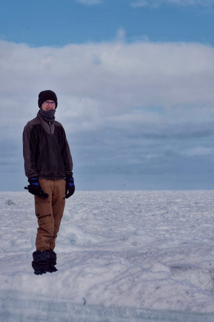Vincent sur un bloc de glace au dessus de la mer d'Okhotsk