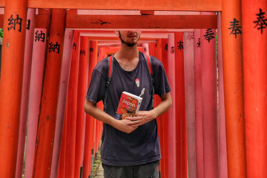 Vincent dans les toriis du Nezu jinja
