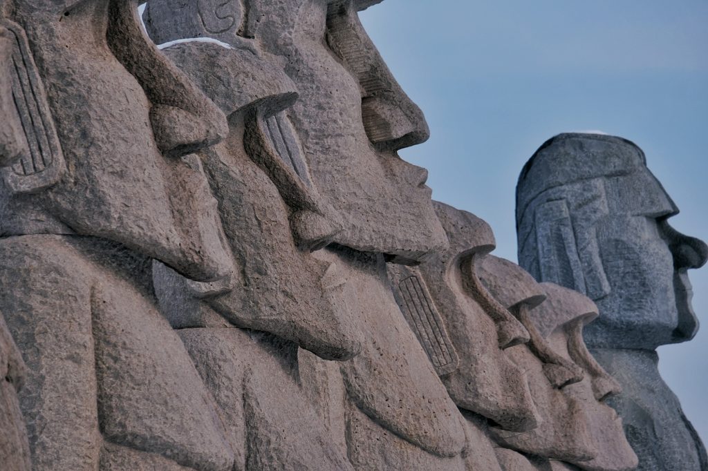 Les statues de l'île de Pâques près de la colline du Bouddha