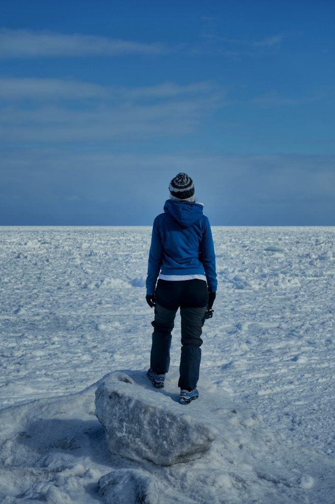 Voyageuse contemplant une mer de glace