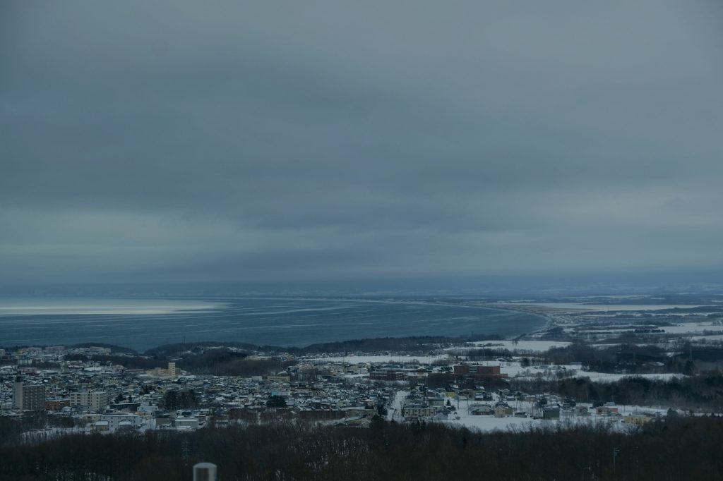 La mer d'Okhotsk à Abashiri et sa glace au large