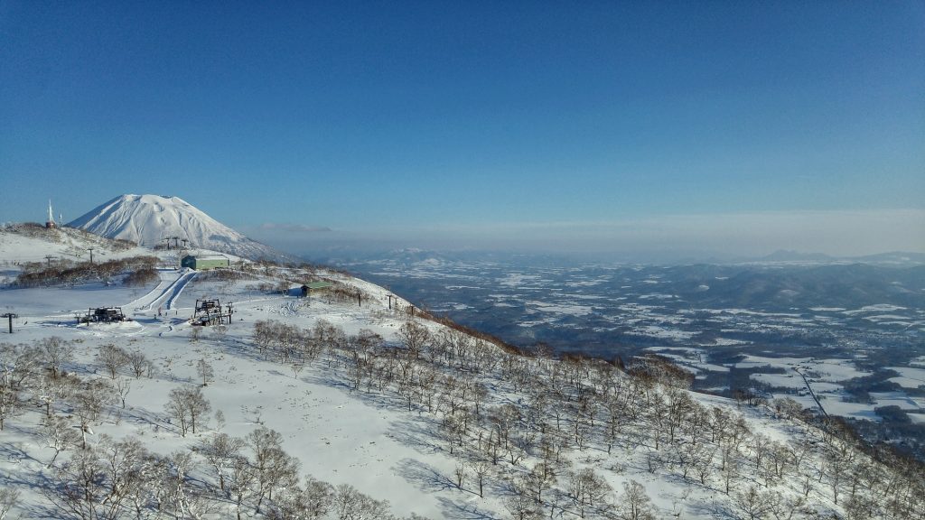 Vue sur le haut de la station de Hirafu et le mont Yotei