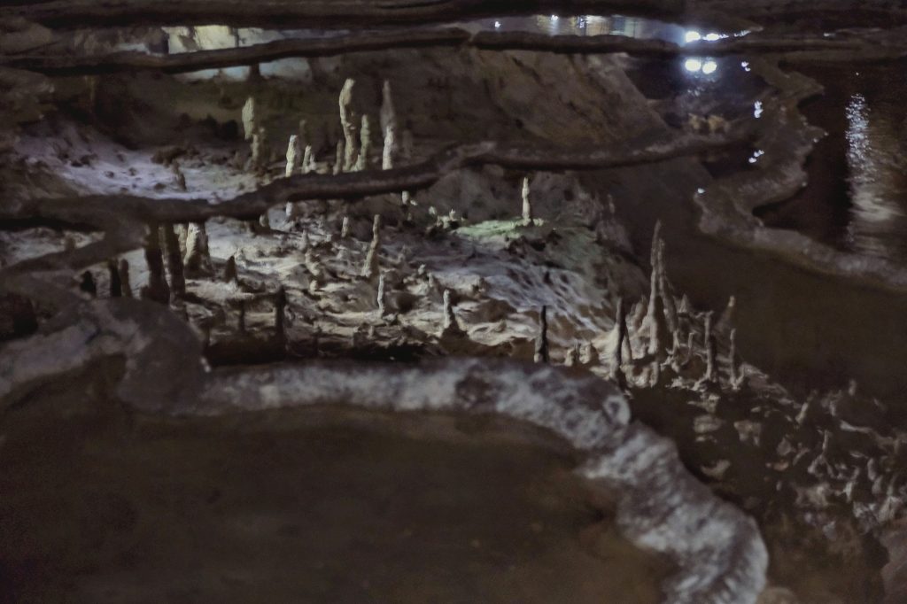 Reflet des stalactites dans l'eau de la grotte d'Akiyoshido