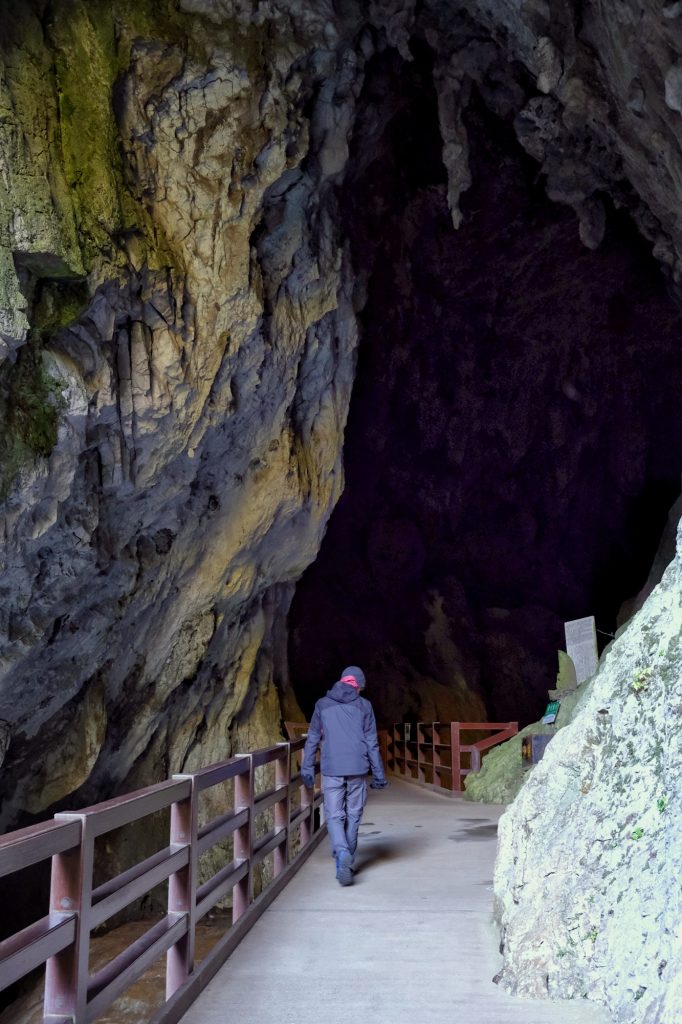Vincent entre dans la grotte d'Akiyoshido