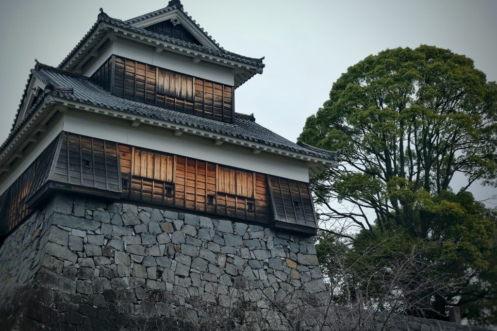 Un bâtiment sur le mur d'enceinte du château de Kumamoto