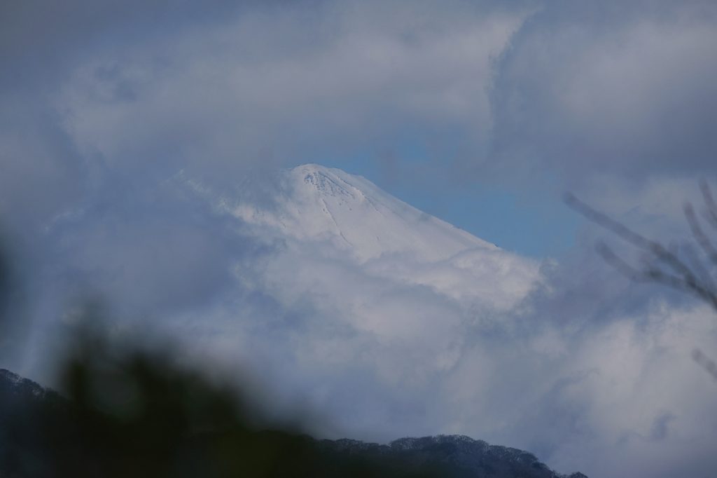 Le mont Fuji entre deux nuages