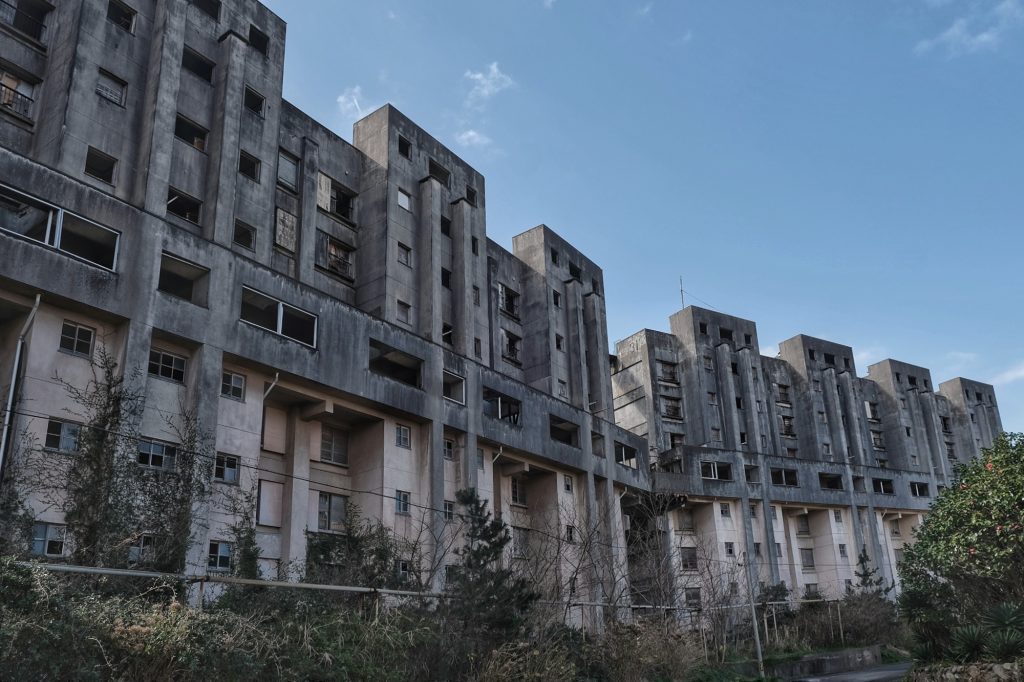 Une grande barre d'immeubles abandonnés sur Ikeshima