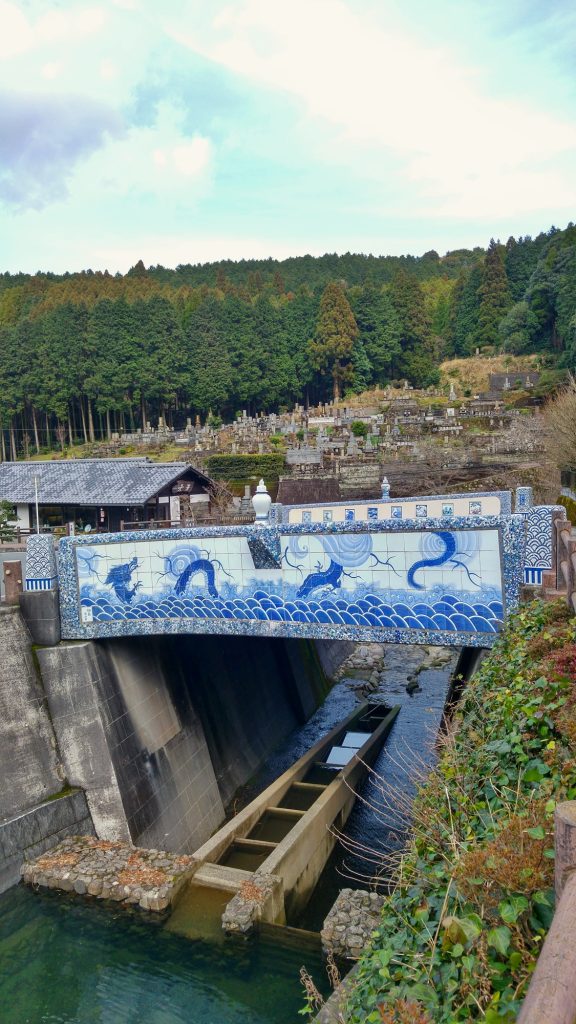 Un pont "poterie" dans le village d'Okachiyama