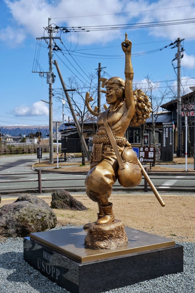 Statue d'Usopp devant la gare d'Aso