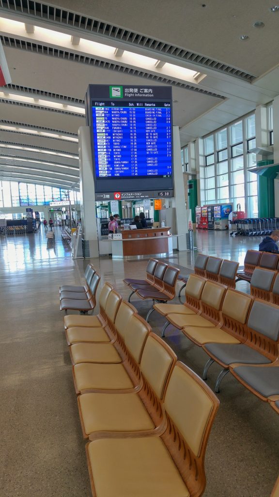 Aéroport de Naha à Okinawa, vide en raison du coronavirus