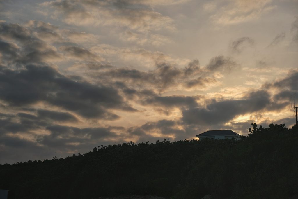 Débarquement sur l'île d'Ishigaki au soleil couchant