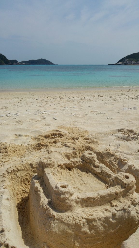 Construction de château de sable sur la plage d'Aharen sur l'île de Tokashiki