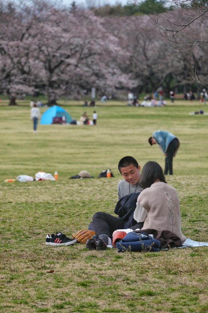 Un couple sur l'espace centrale du parc Mémorial Showa