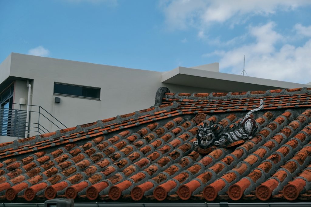 Les toits à Okinawa sont souvent ornés d'un célèbre dragon