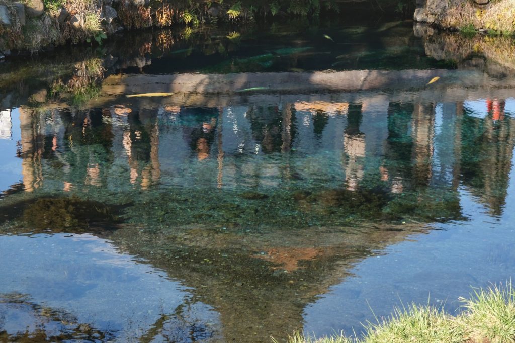 Un eau transparente à Oshino Hakkai