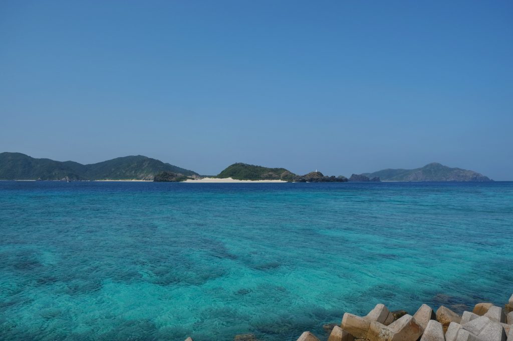 Les eaux splendides d'Okinawa, ici sur l'île de Zamami avec vue sur l'île d'Aka