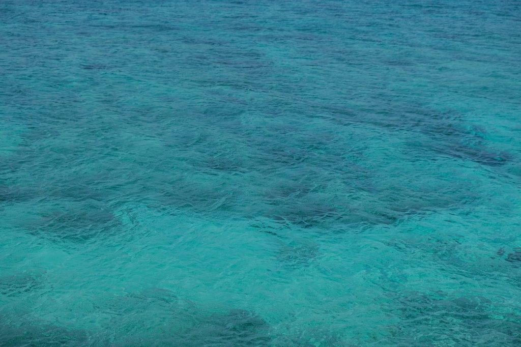 Les eaux splendides d'Okinawa, ici sur l'île de Zamami