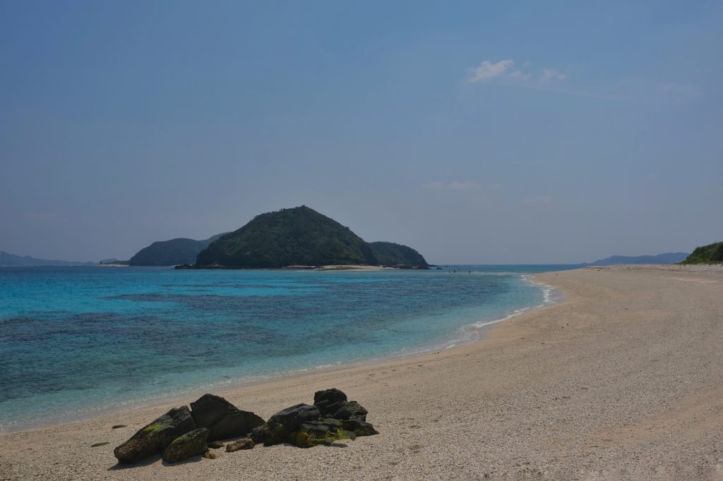 La plage de Furuzamamo sur l'île de Zamami avec l'île d'Amuro en face