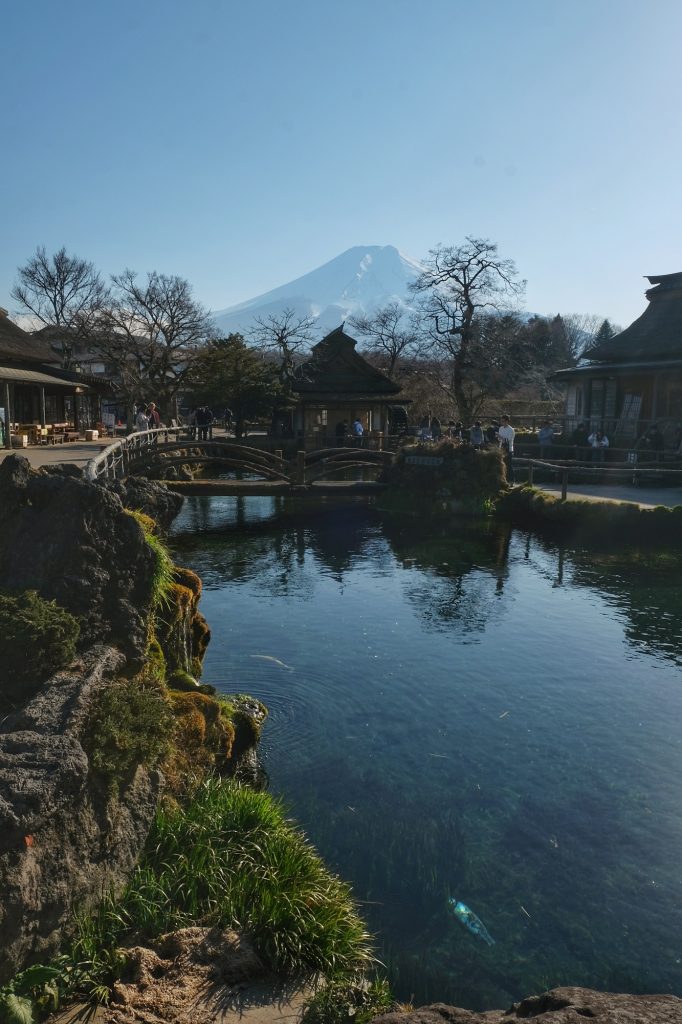 Un étang d'Oshino Hakkai et le mont Fuji en fond