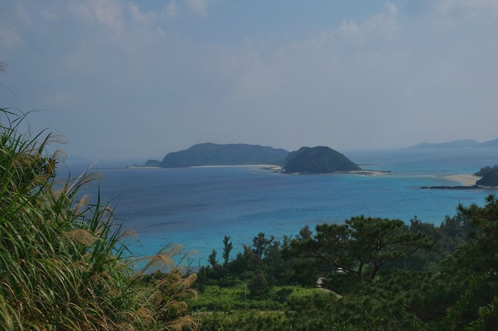 Vue de l'océan depuis les hauteurs de l'île de Zamami