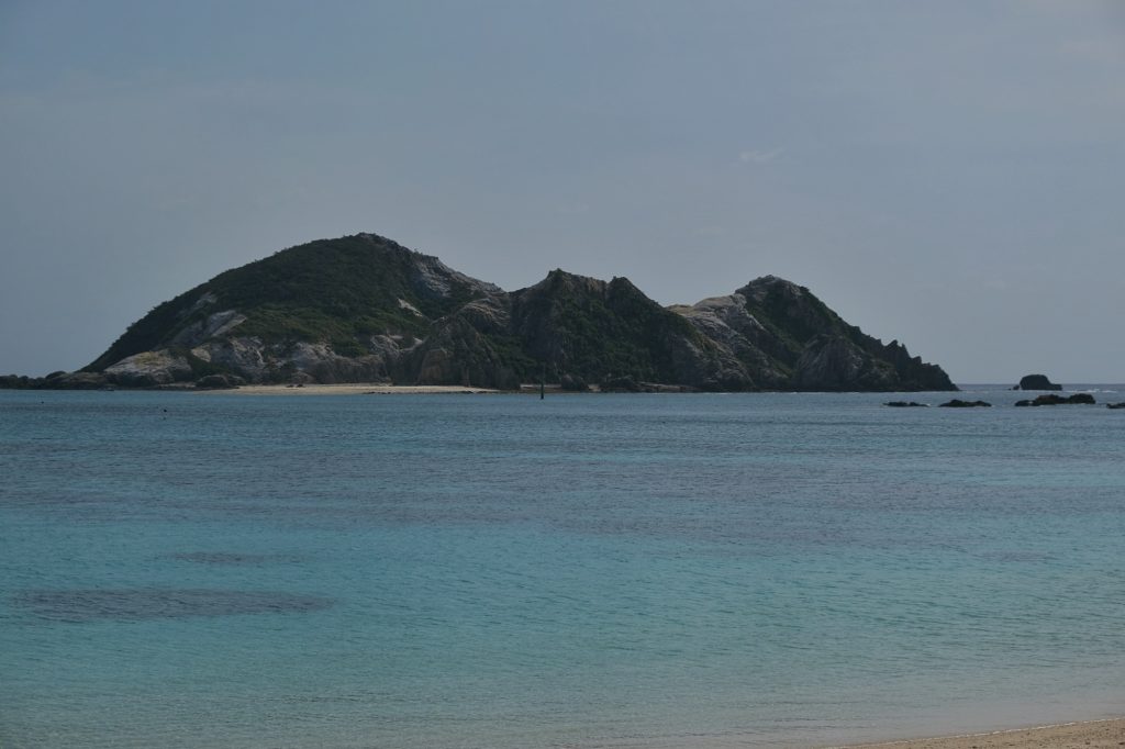 Vue depuis la plage d'Aharen sur l'île de Tokashiki