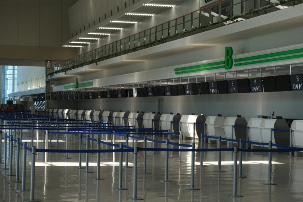 Les comptoirs vides de l'aéroport de Naha