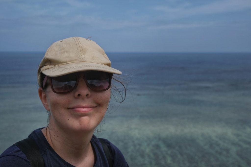 Claire devant l'océan sur l'île d'Ishigaki