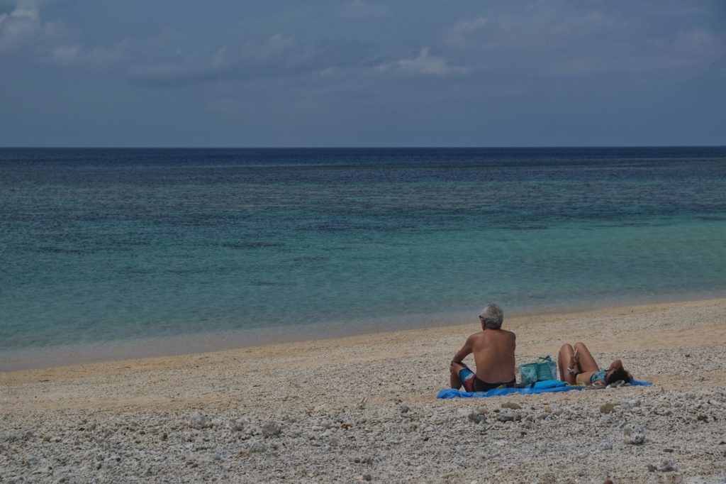 Un couple se repose sur la plage de Yonehara