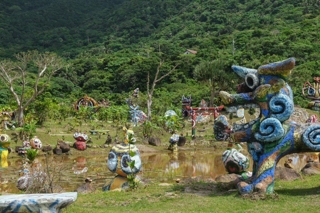 Les sculptures de Yoneko Yaki près de la plage de Yonehara