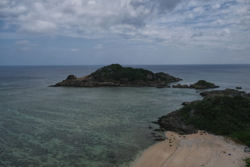 Vue de la petite île de Hirari sur le cap Ishizaki