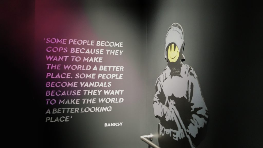 Citation de Banksy sur les policiers à l'exposition d'Osaka