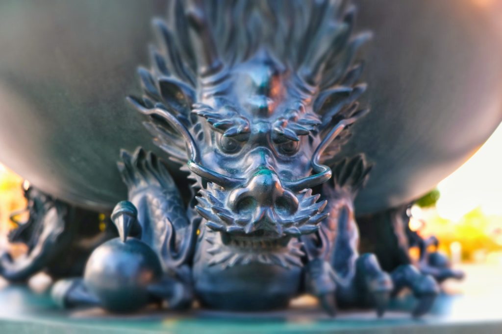 Un dragon en métal devant la pagode du Shi Tennoji