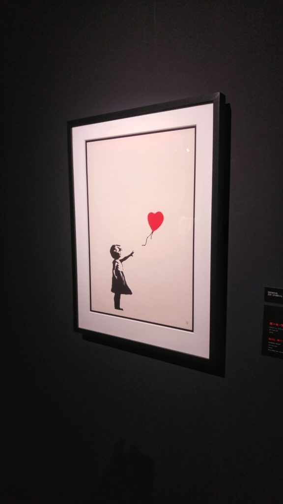 Célèbre œuvre de la fille au ballon de Banksy à l'exposition d'Osaka