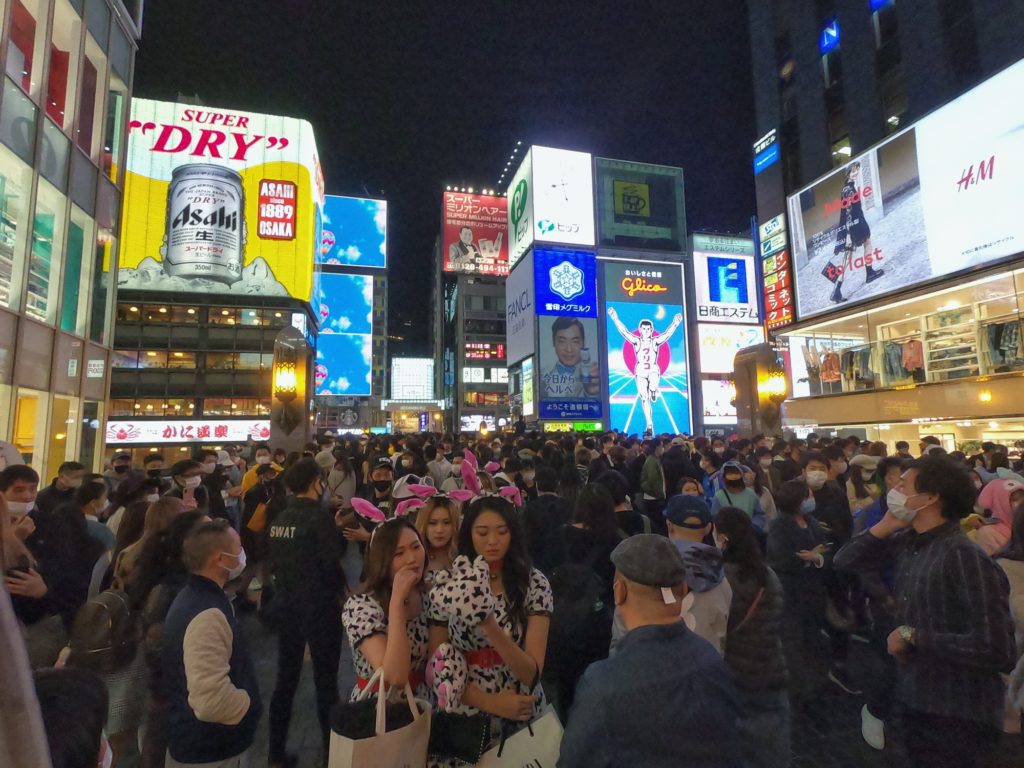 La foule d'Halloween à Dotonbori à Osaka
