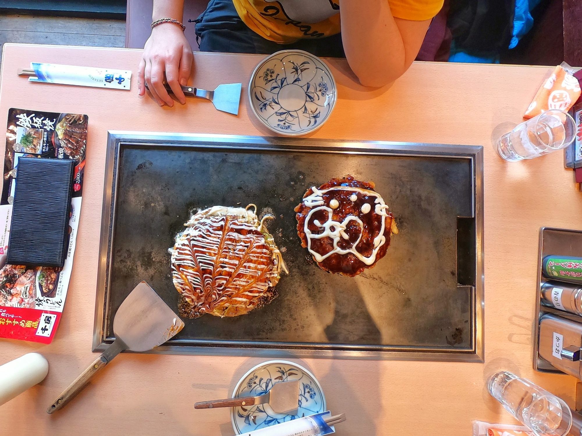 Nos dernières okonomiyaki avant de repartir avec décorations Hello Kitty à Dotonbori