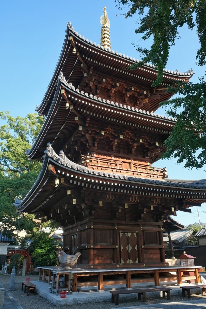La pagode magnifique du temple Horaku-ji à Osaka