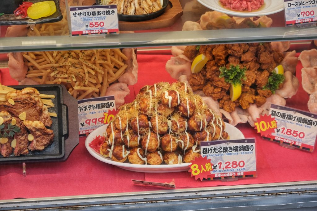 Les plats géants des restaurants du Shinsekai - montagne de takoyaki