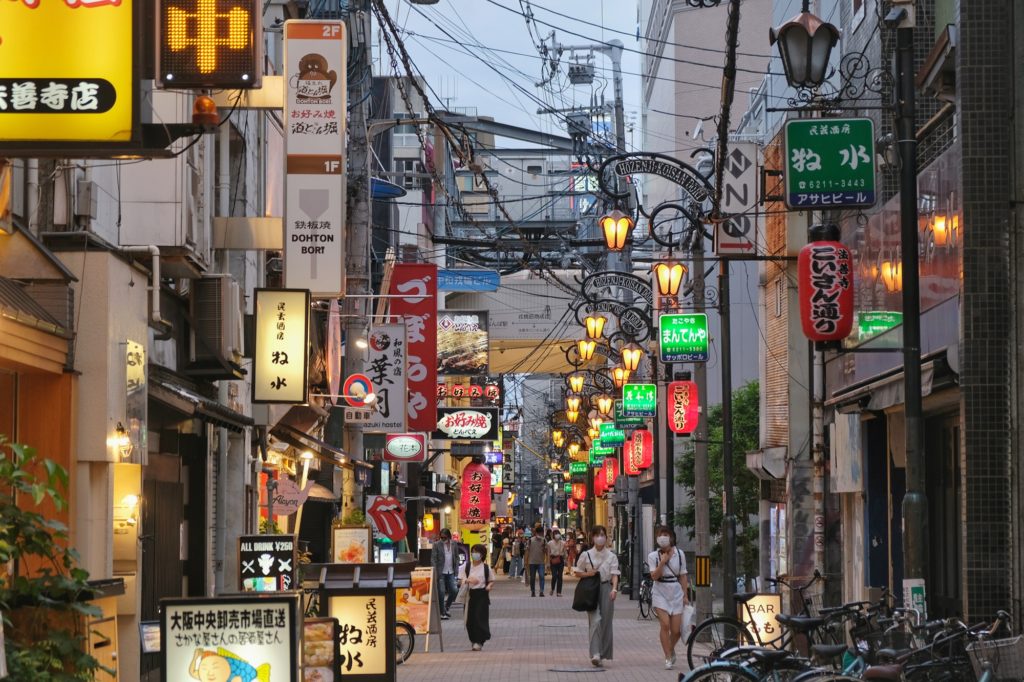 Une rue de restaurants dans le quartier de Nama à Osaka