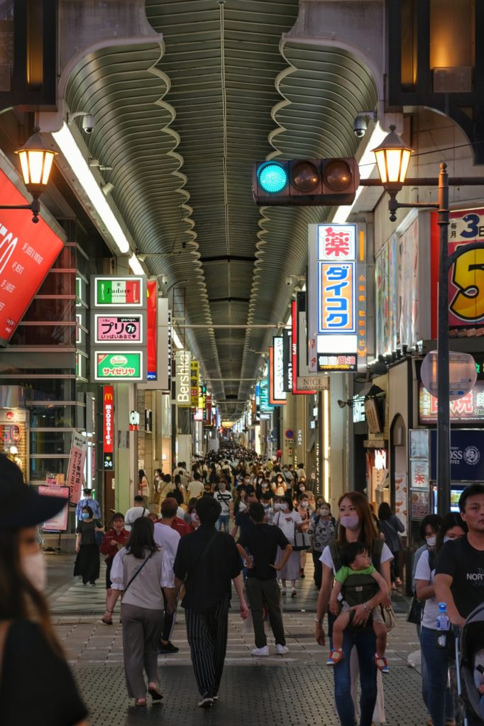 La grande rue commercante couverte (shotengai) de Shinsaibashi à Osaka