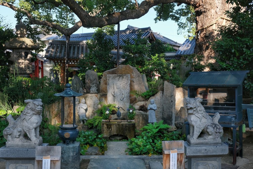 Des sculptures au temple Horaku-ji d'Osaka