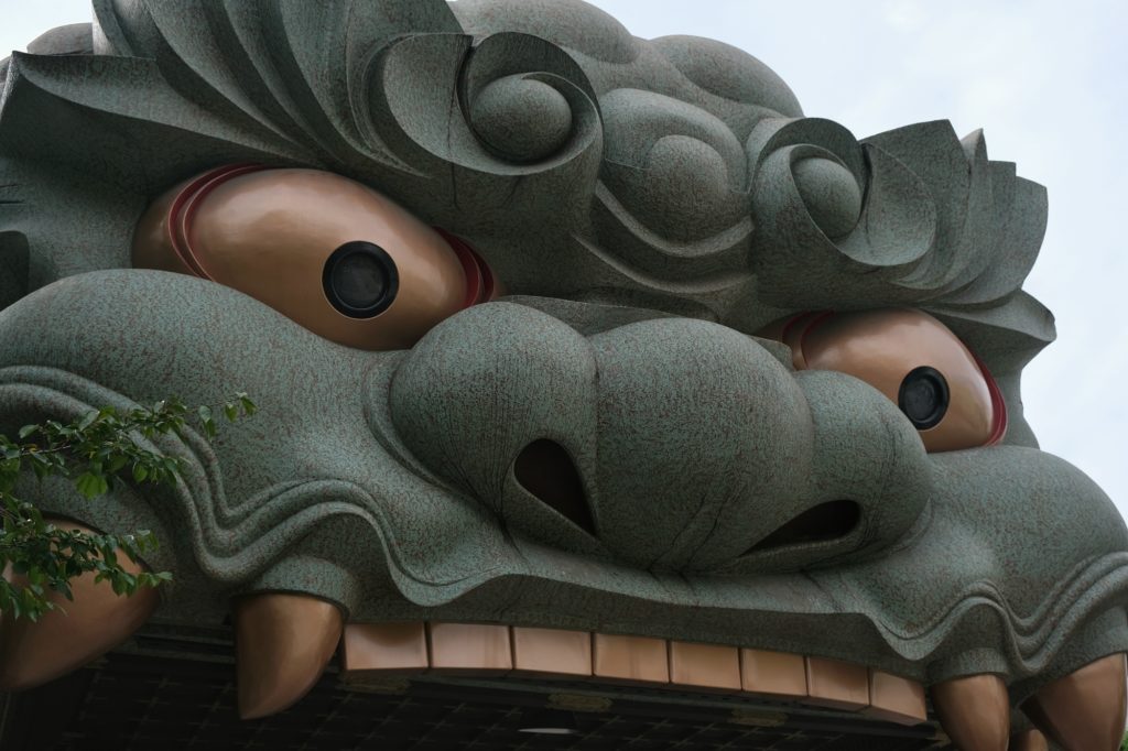 La grande sculpture du sanctuaire Yasaka à Namba, Osaka