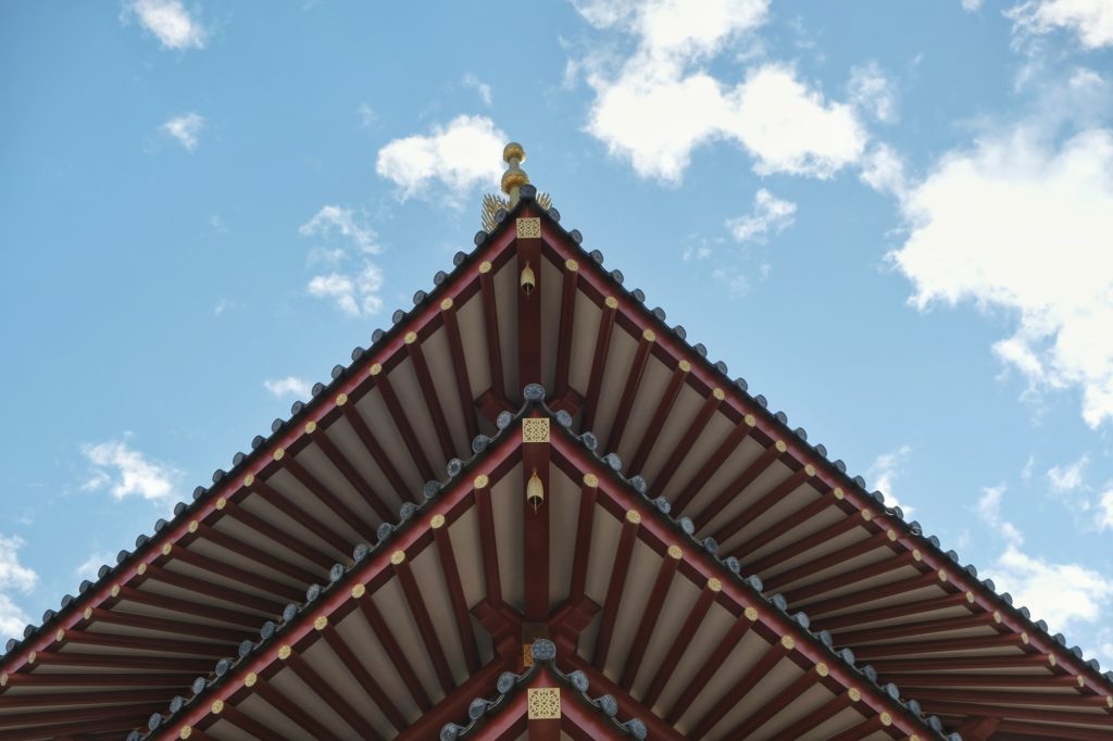 Un toit de la pagode du Shi Tennoji à Osaka