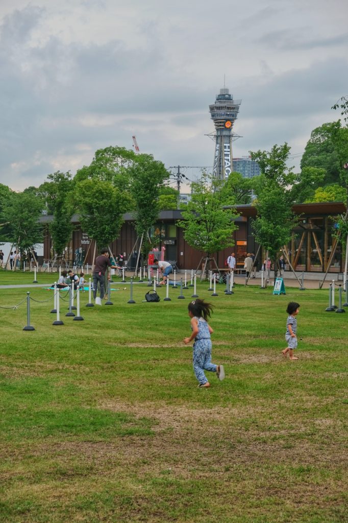 Le parc de Tennoji et la tour de Tsutenkaku