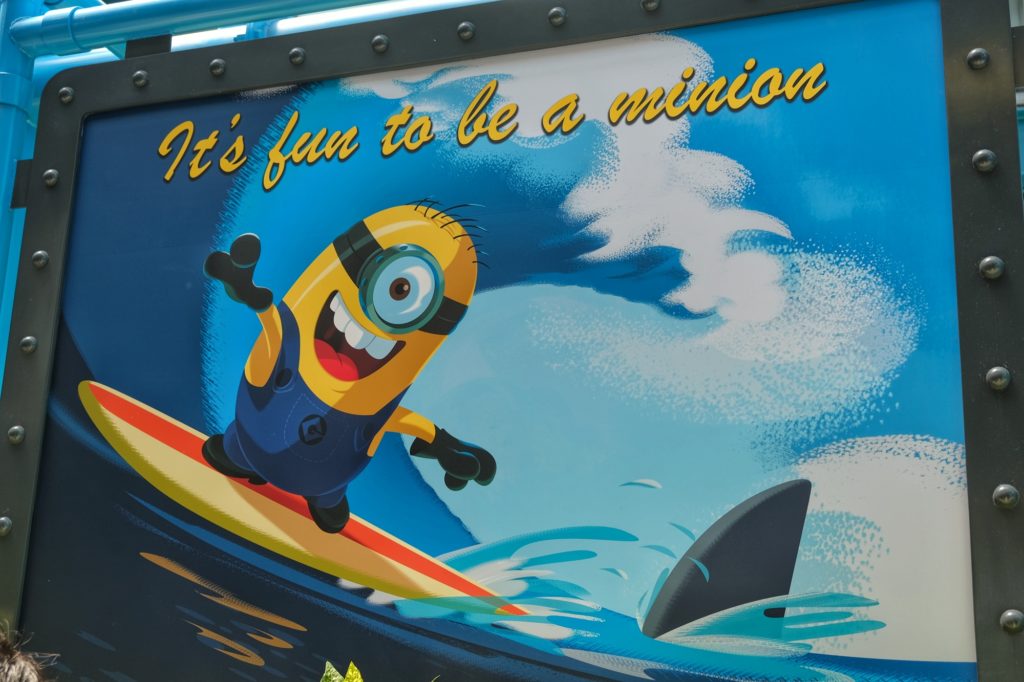 Affiche humoristique d'un minion en surf