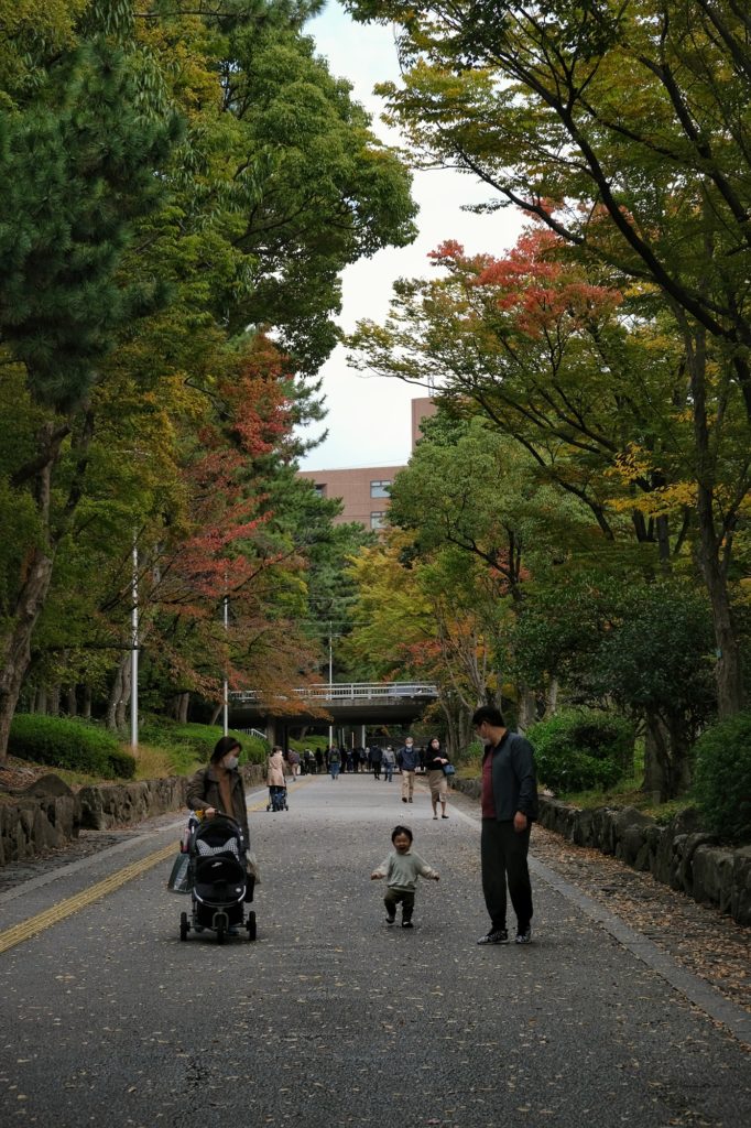 Une famille arrive au parc Hattori Ryokuchi dans les environs d'Osaka